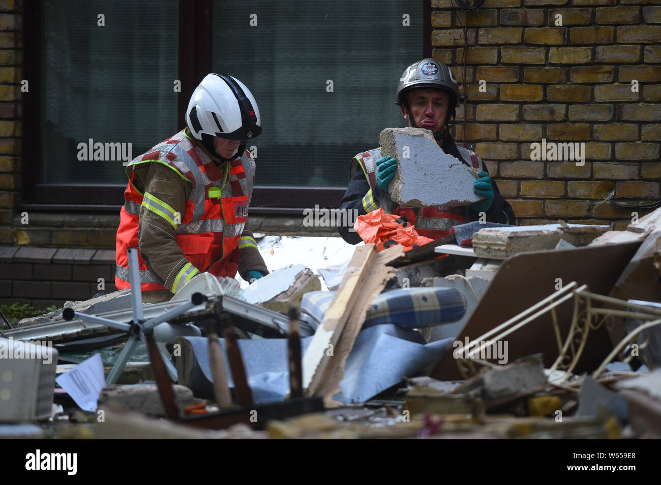 Notdienste an der Szene in Garratt Lane, Wandsworth, London, wo drei Menschen in eine Gasexplosion in einem Mehrfamilienhaus verletzt worden. Stockfoto