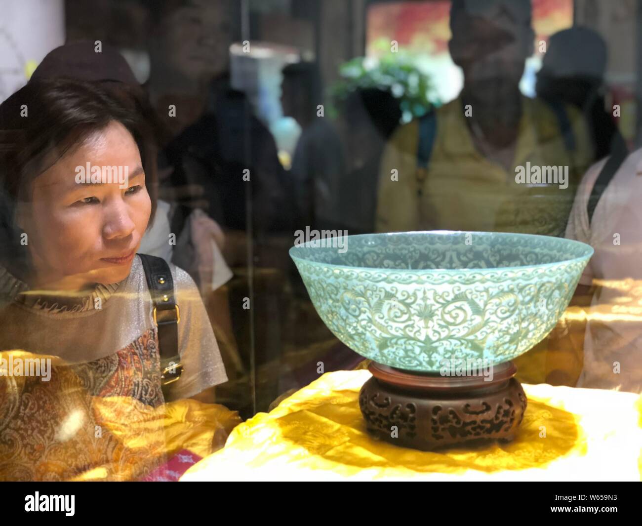 Besucher anzeigen dünnste Hetian Jade der Welt Schüssel in einem Museum in der Stadt Urumqi, Xinjiang im Nordwesten Chinas Provinz, 28. August 2018. Die xinjiang Reco Stockfoto