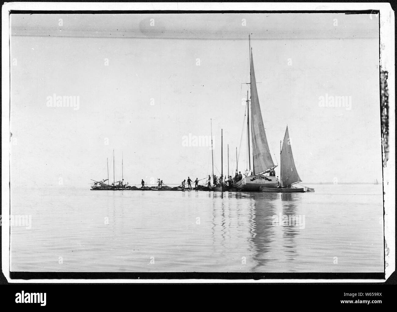 Fischerboote laden das Schiff auf das Riff. Mobile Bay, Ala. Stockfoto