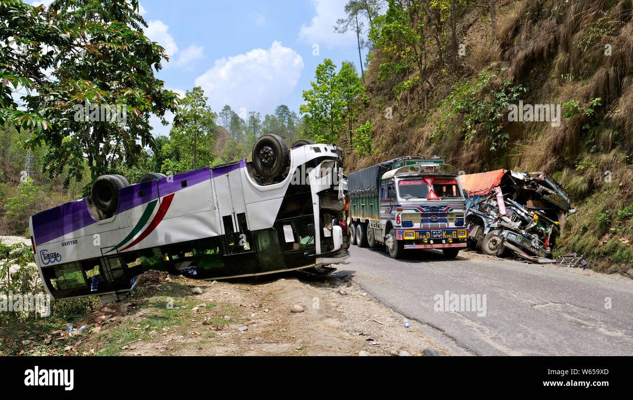 Die Straßen von Nepal sind unter den gefährlichsten der Welt und Unfälle sind sehr häufig Stockfoto