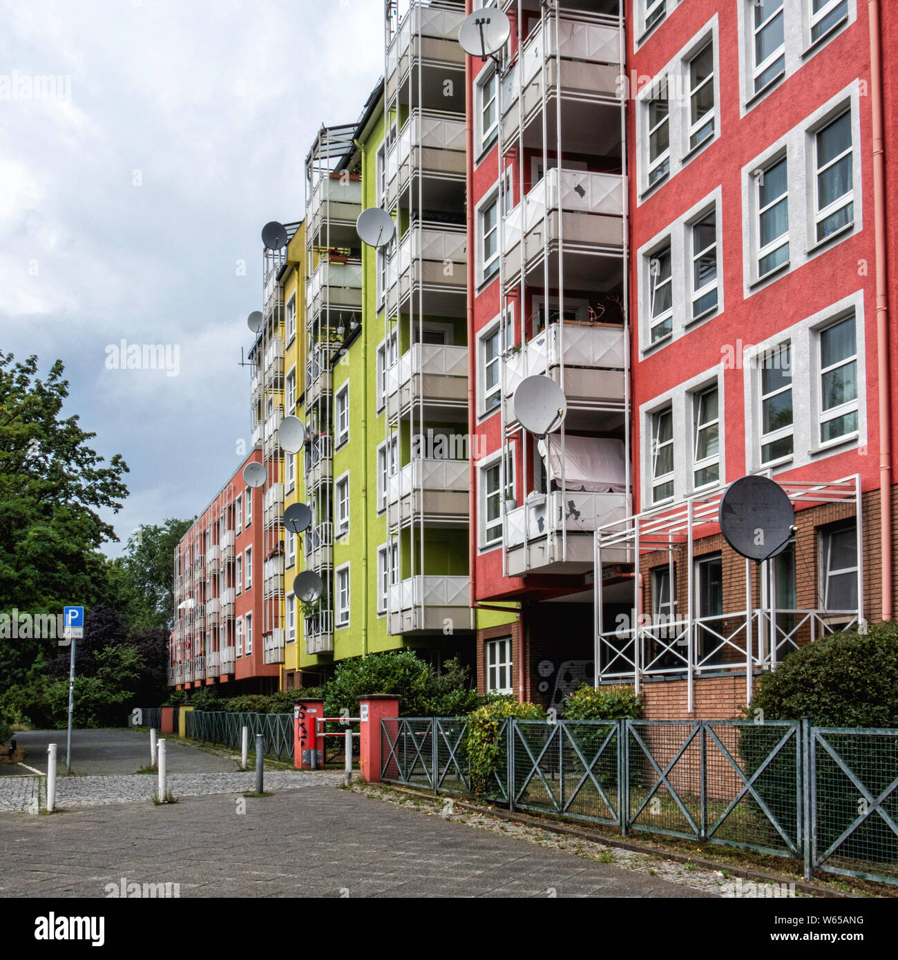 Farbenfrohes Apartment Gebäude mit Satellitenschüsseln in Wedding-Berlin. Harry Gerlach Eigenschaft Stockfoto