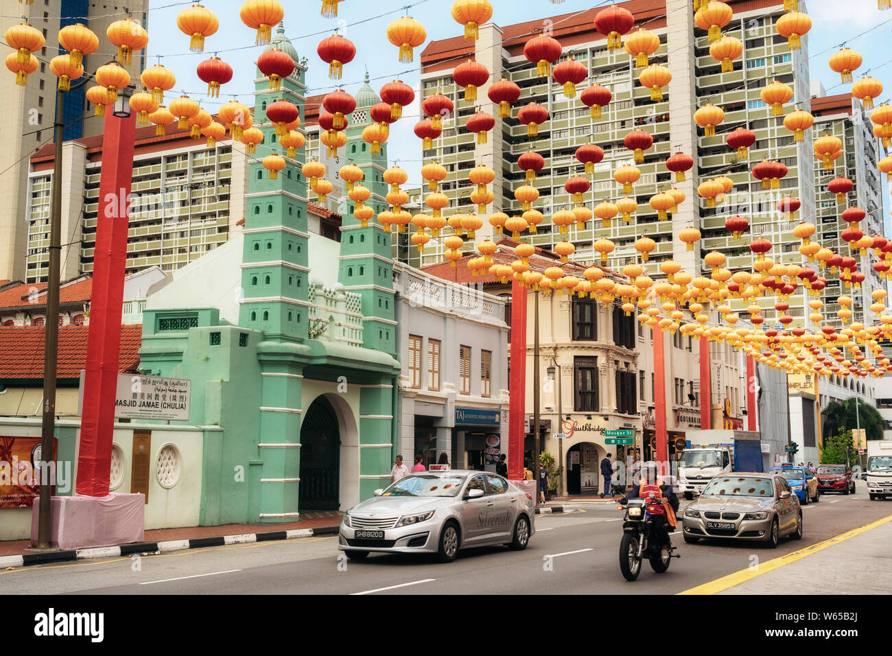 Chinatown, Singapur - Februar 8, 2019: Autos und Menschen auf der South Bridge Road in der Nähe von Sri Mariamman Tempel in der Chinatown mit bunten Laternen f Stockfoto