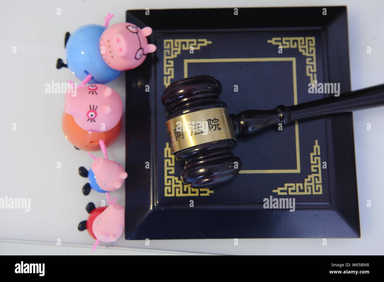 Blick auf die Anhörung der Urheberrechtsverletzung zu britischen Zeichentrickserie Solitärspiele in Hangzhou Gericht des Internet, die ersten Verflochtenen Stockfoto