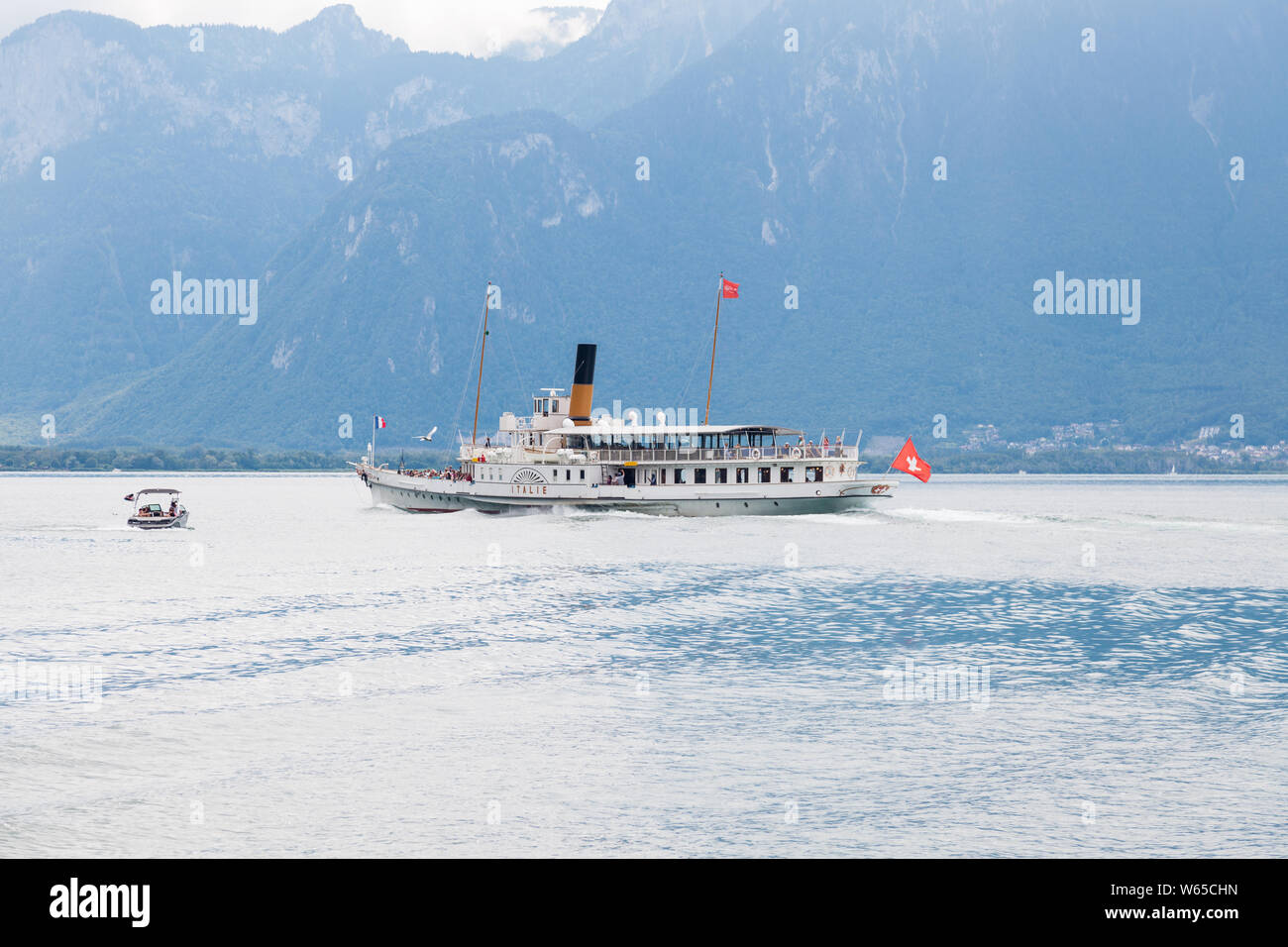 Die Belle Epoque restaurierten alten Tretboot namens Italie Kreuzfahrt auf dem Genfersee (Lac Leman) aus Montreux, Waadt, Schweiz mit Alpen Berg Stockfoto