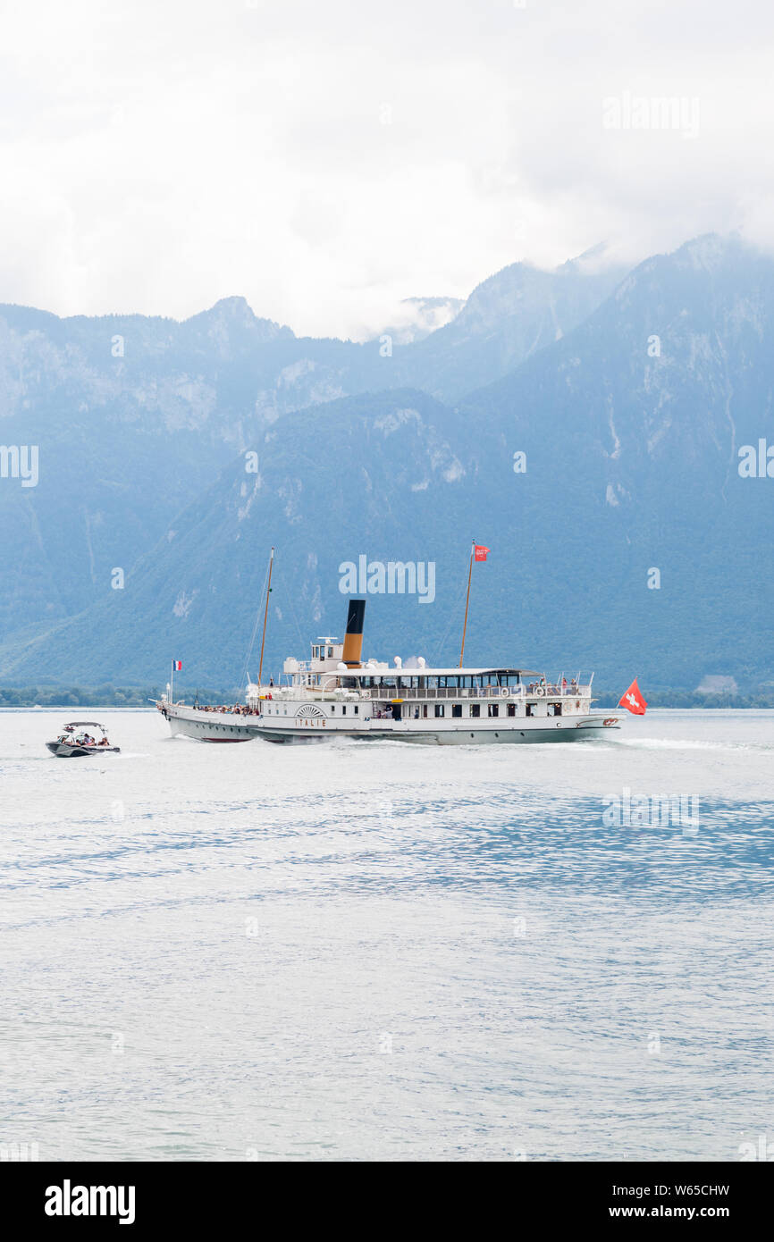 Die Belle Epoque restaurierten alten Tretboot namens Italie Kreuzfahrt auf dem Genfersee (Lac Leman) aus Montreux, Waadt, Schweiz mit Alpen Berg Stockfoto