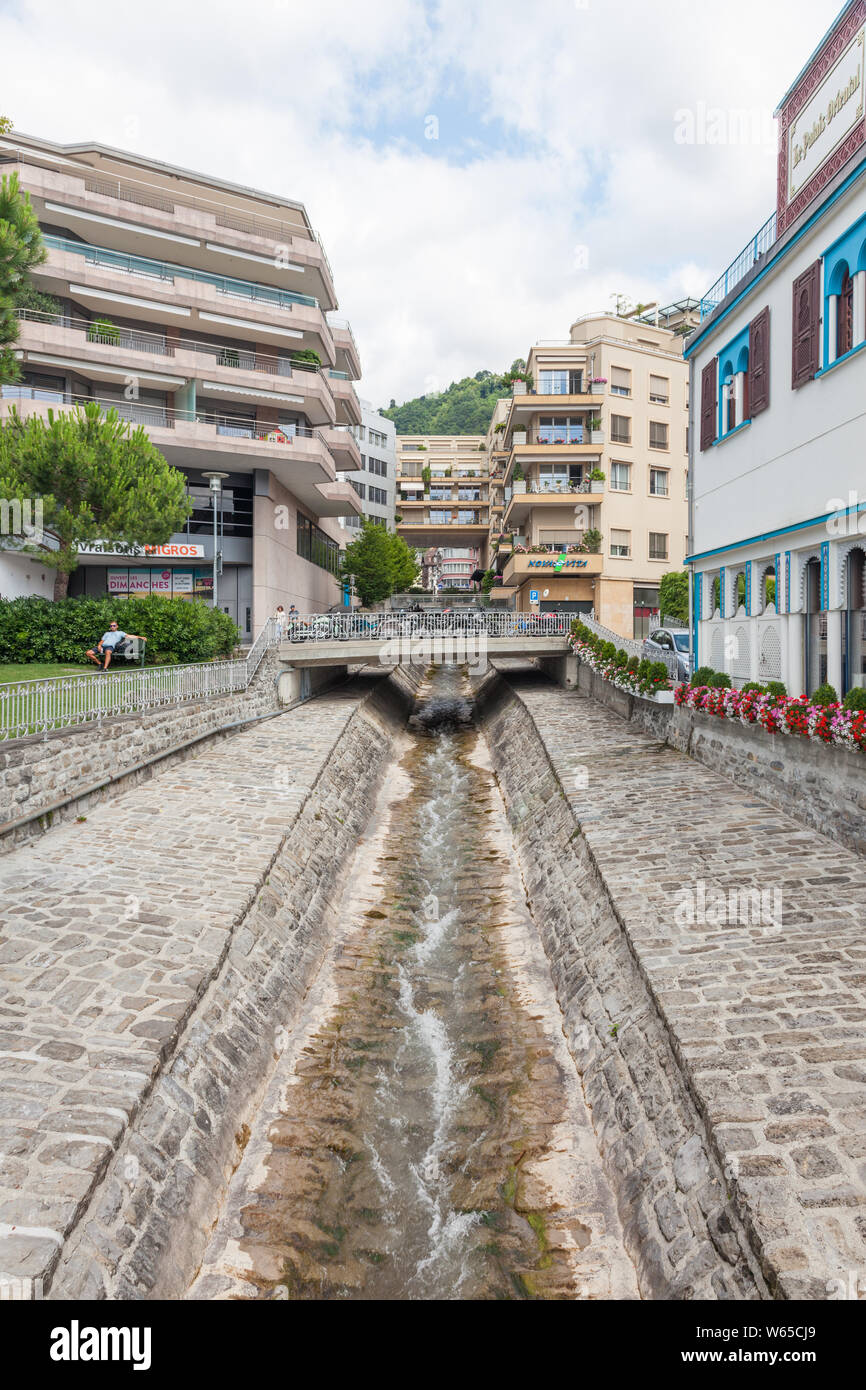 Schmale Wasserstrahl nach unten fließt durch gepflasterte Riverbed gebaut von Sturzfluten in Montreux, Waadt, Schweiz während trockener Summe zu schützen. Stockfoto