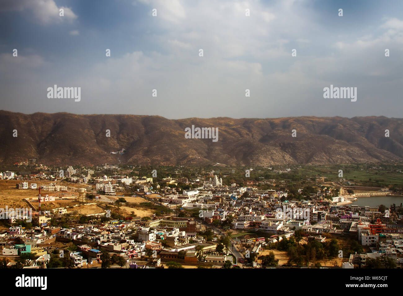Pushkar, Sicht auf die Weißen Stadt, auf der rechten Seite den See von Brahma. Indien Luftaufnahme Stockfoto
