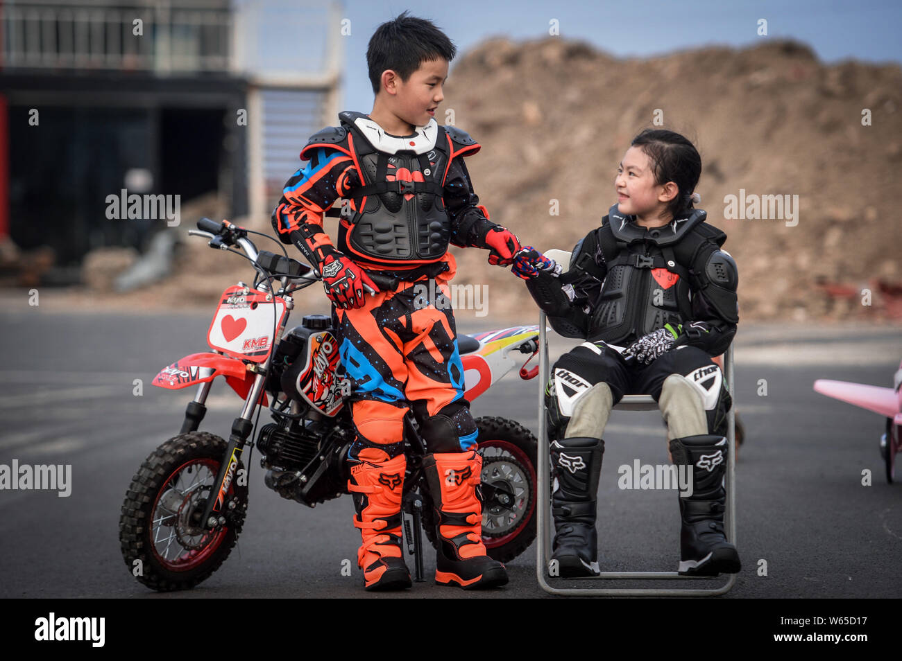 Kinder darstellen zu einem Motorrad Training in Peking, China, 12. August 2018. Man sagt, dass eine wachsende Anzahl von Kindern interessiert sind Stockfoto