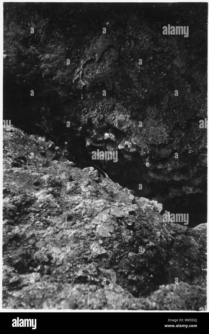 Die wunderlichen Formationen. Ein Abgrund klafft in der Unterseite eines erloschenen Krater.; Umfang und Inhalt: Lager DG4 ist 1,6 km südwestlich von Springfield, Idaho im SE 1/4 Abschnitt 14, Gemeinde 4 South, Reichweite 32 Osten gelegen. Es ist durch das CCC Unternehmen 990 von Big Sur, State Park 12, Monterey, Kalifornien beschäftigt. Der Arbeitsbereich dieses Camps liegt in Weiden Bezirk Nr. 3. Es liegt etwa eine Meile von der Schiene. Bau des Lagers war, die von der Advanced Detail am 1. Mai begonnen. Es wurde von der 15. Mai besetzt. Feld Arbeit war 30. Mai begonnen. Stockfoto