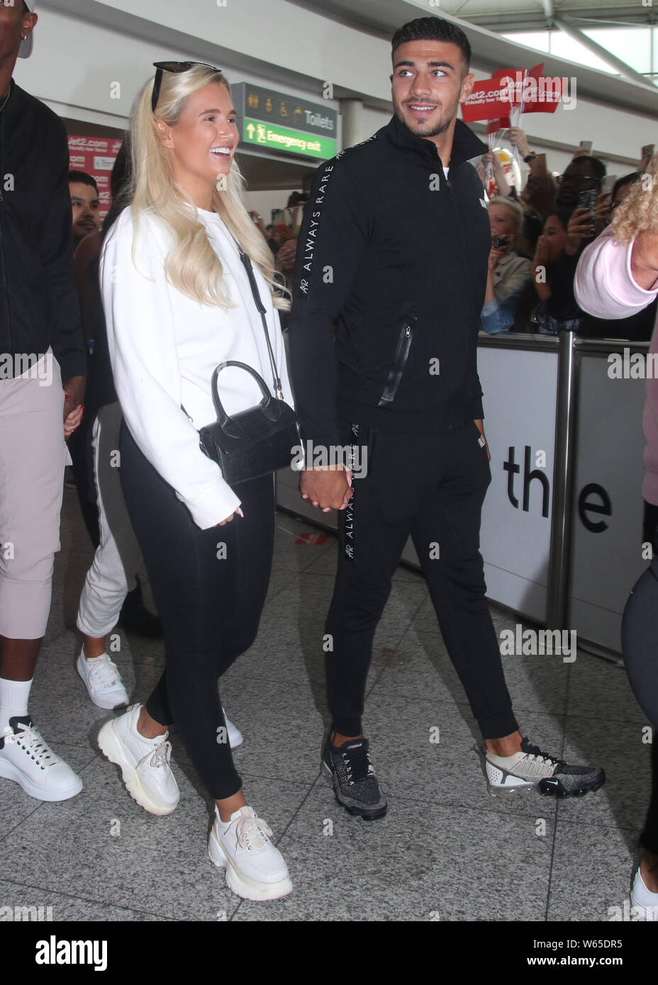 Liebe Insel nächstplatzierten Molly Mae Haag und Tommy Wut Ankommen am Flughafen Stansted, Essex, der auf die letzte des Reality-TV-Show. Stockfoto