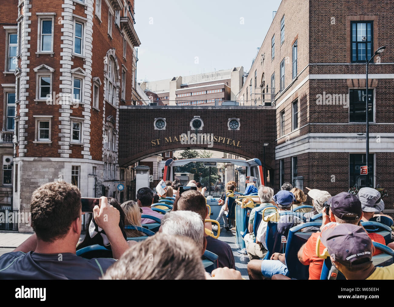 London, Großbritannien - 29 Juli, 2019: Touristen Fotos von der Oberseite des der tour bus in London an einem hellen Sommertag. Open Top Bus Touren sind unter t Stockfoto