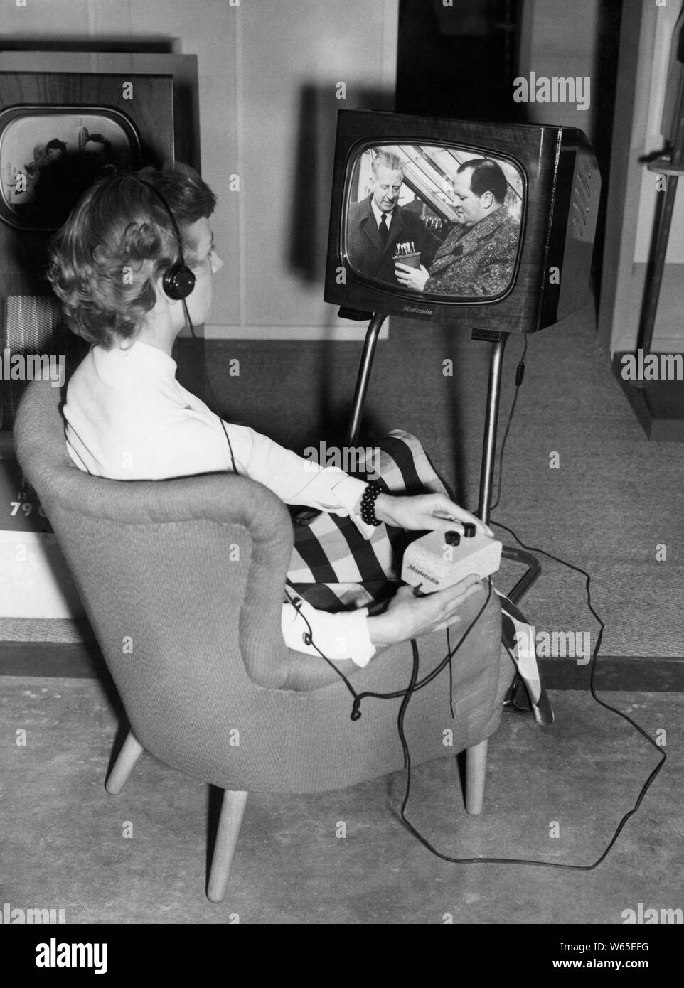 Fernseher mit Hörhilfen, 1967 Stockfoto