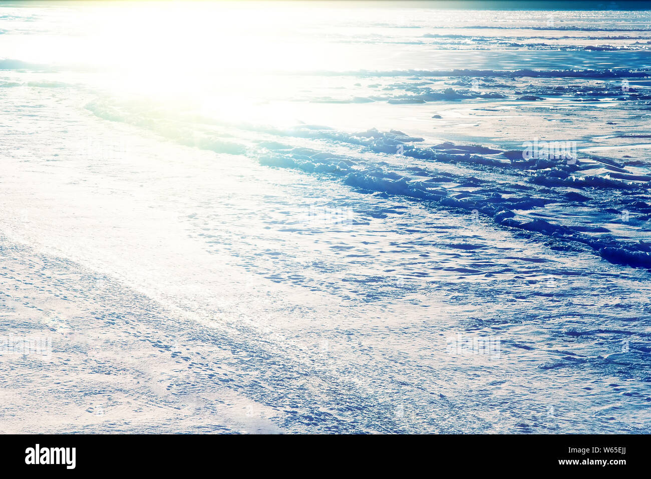 Endlose Weiten von Meereis im sonnigen Wetter im Winter Frost Stockfoto