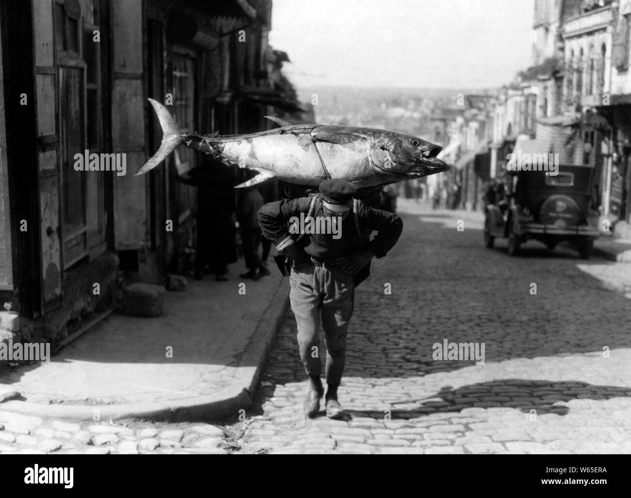 Ein türkisches Fischer kehrt mit seiner Beute, 1920-30 Stockfoto