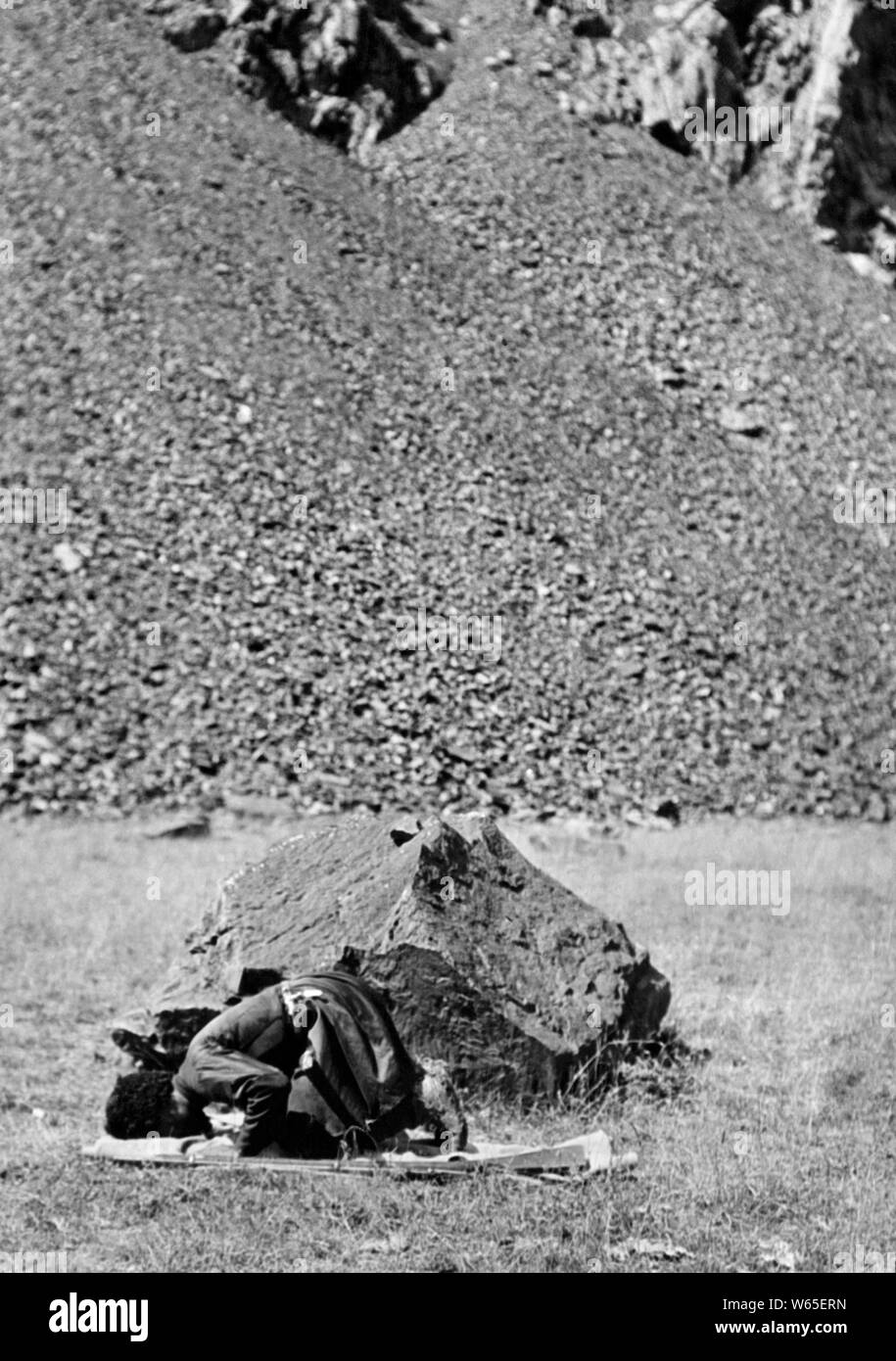 Ein Muslim Jäger im Gebet, 1930 Stockfoto