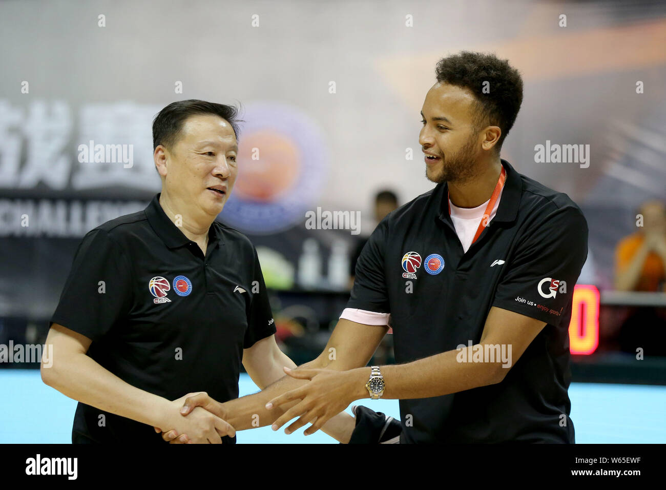 American Basketball player Kyle Anderson der Memphis Grizzlies, rechts, besucht die CBA Liga am Baoshan Sports Center in Shanghai, China, 3. Stockfoto