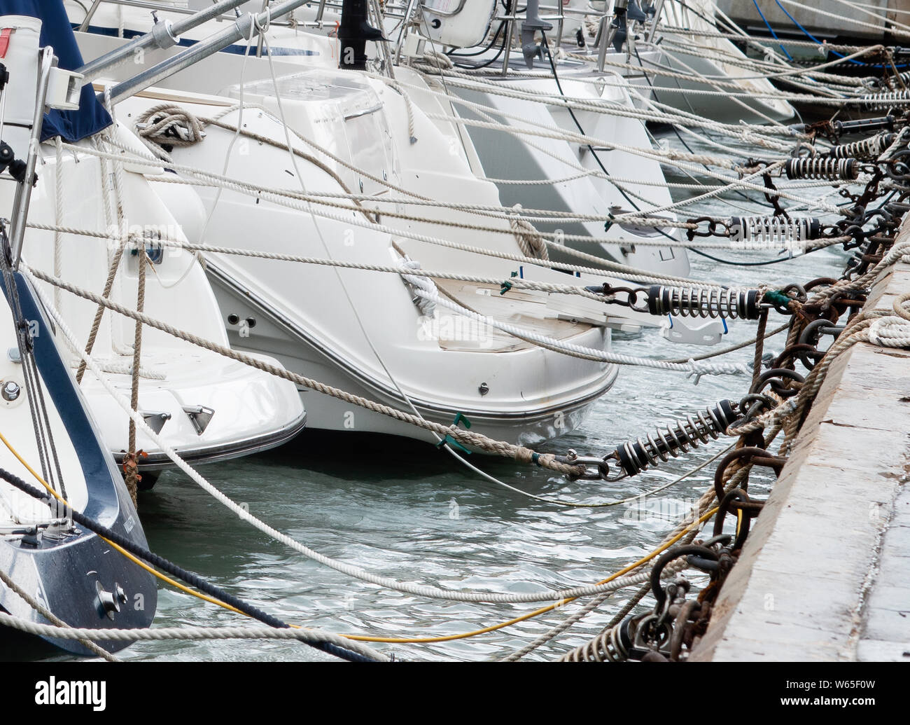 Weiße Yachten mit Seilen zu einem Pier gebunden Stockfoto