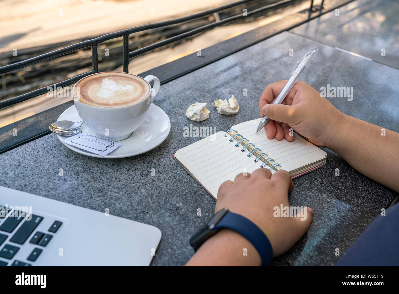 Frau mit Stift und schreiben Notizen im Freien Stockfoto
