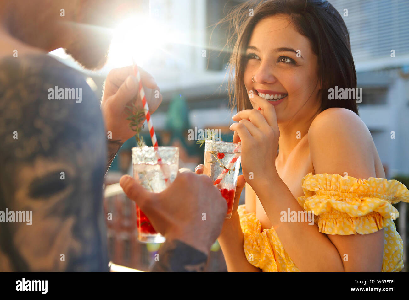 Glückliches Paar in der Liebe trinken Sommer erfrischende Limonade mit rasberry auf einem Balkon Stockfoto