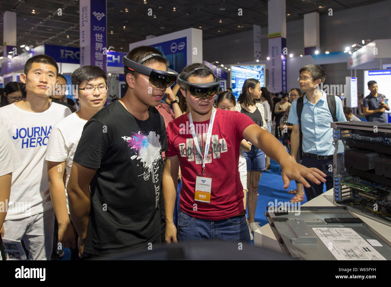 ---- Besucher ausprobieren HoloLens smartglasses mit Mixed Reality von Microsoft während der Welt 2017 Internet der Dinge Expo (WIOT) in Wuxi City, East Stockfoto