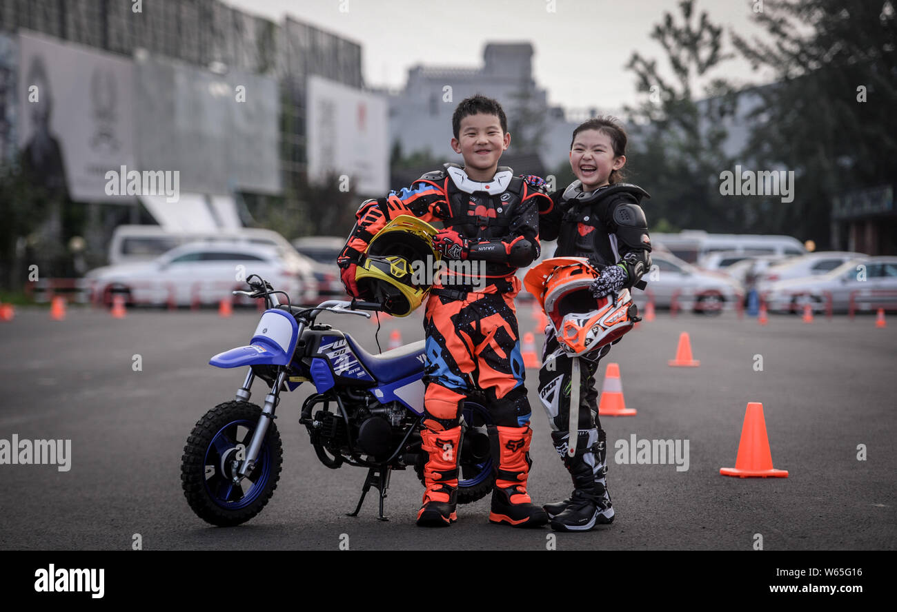 Kinder darstellen zu einem Motorrad Training in Peking, China, 12. August 2018. Man sagt, dass eine wachsende Anzahl von Kindern interessiert sind Stockfoto
