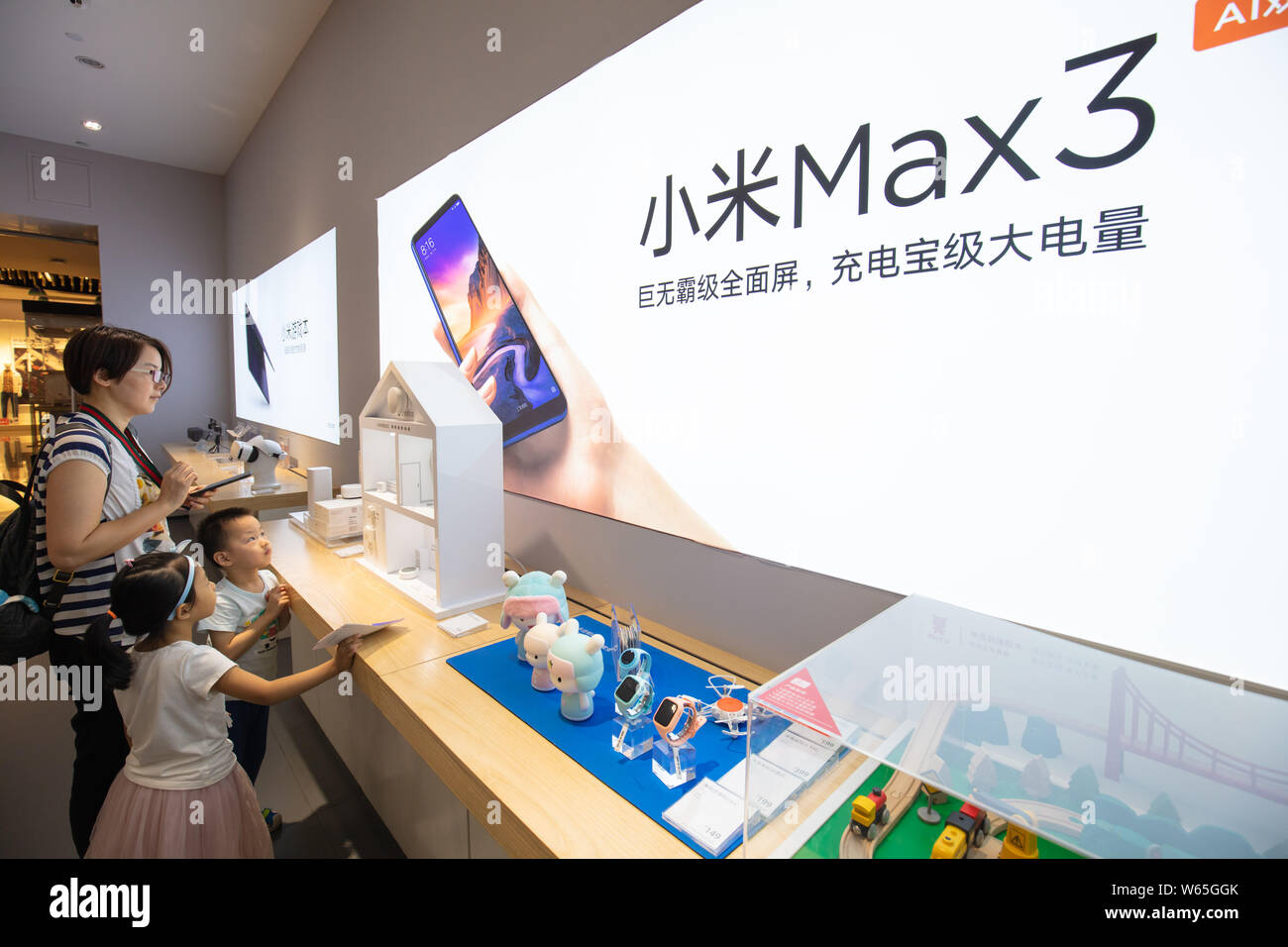 Chinesische Kunden Shop vor eine Werbung für Xiaomi Mi Max3 Smartphone zu einem Xiaomi Store in Shanghai, China, 22. August 2018. Smartphone - Stockfoto