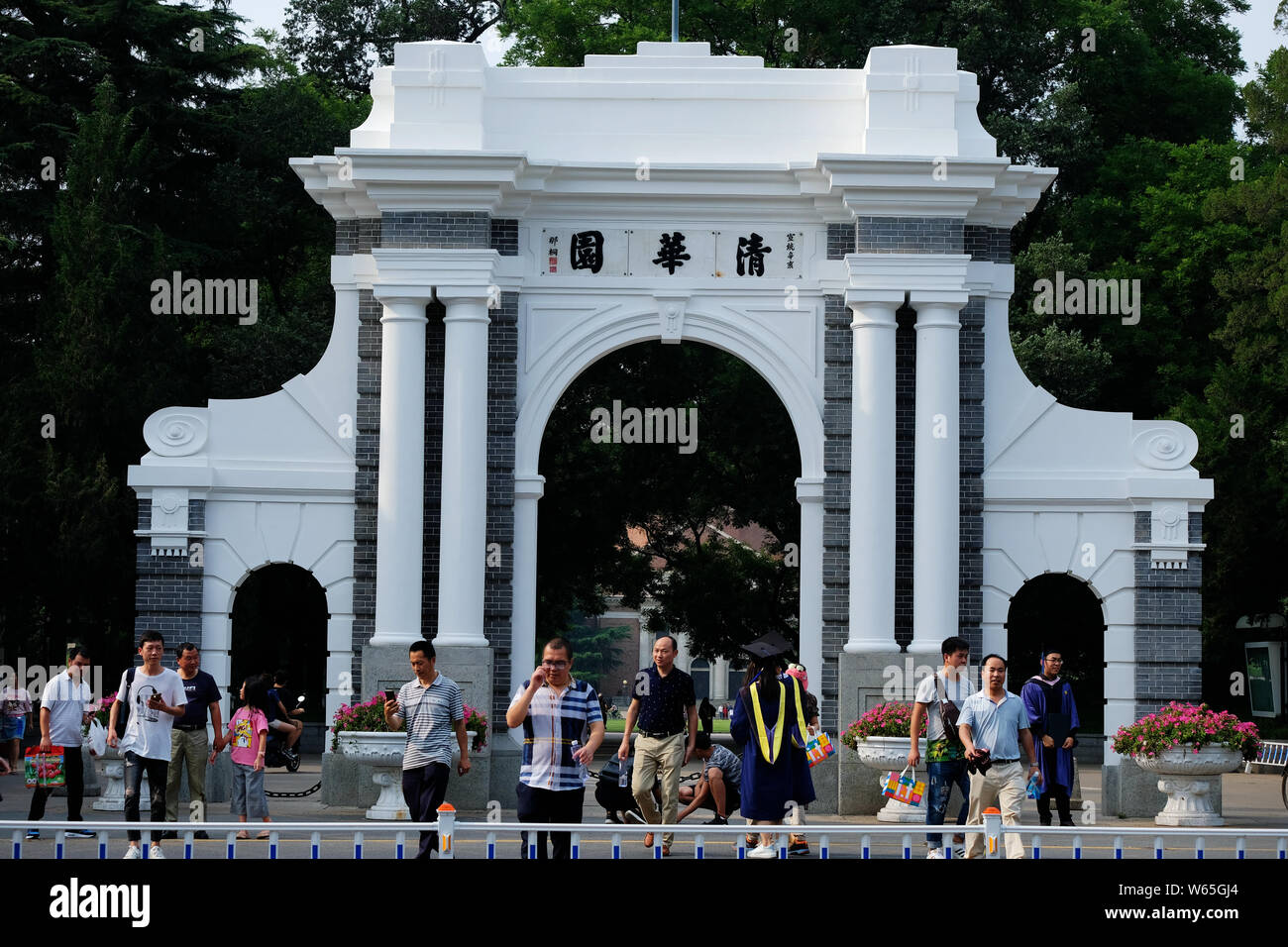 ------ Chinesische Absolventen der akademischen Roben und Hüte gekleidet Pose für Staffelung Fotos vor einem Tor von der Tsinghua Universität in Peking, China, 5. Stockfoto