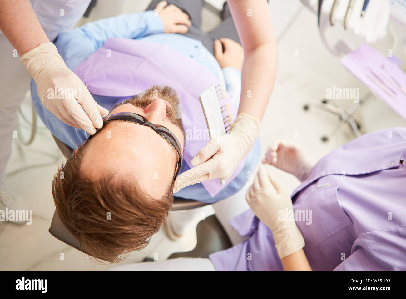 Patienten an den Zahnarzt ist mit einem Paar Schutzbrille für die professionelle Bleichen vorbereitet Stockfoto