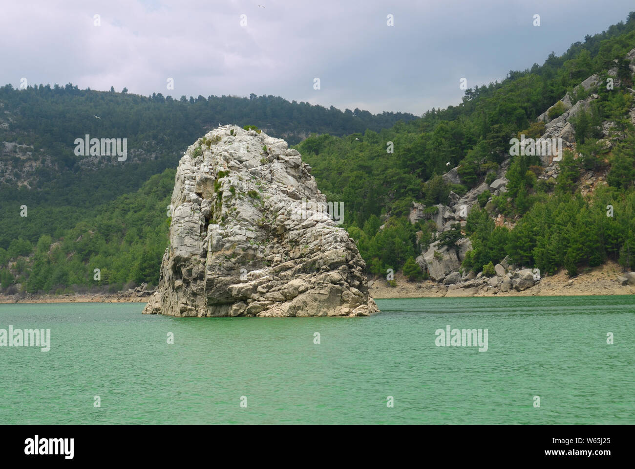 Stone Island in einem Bergsee im Sommer Stockfoto
