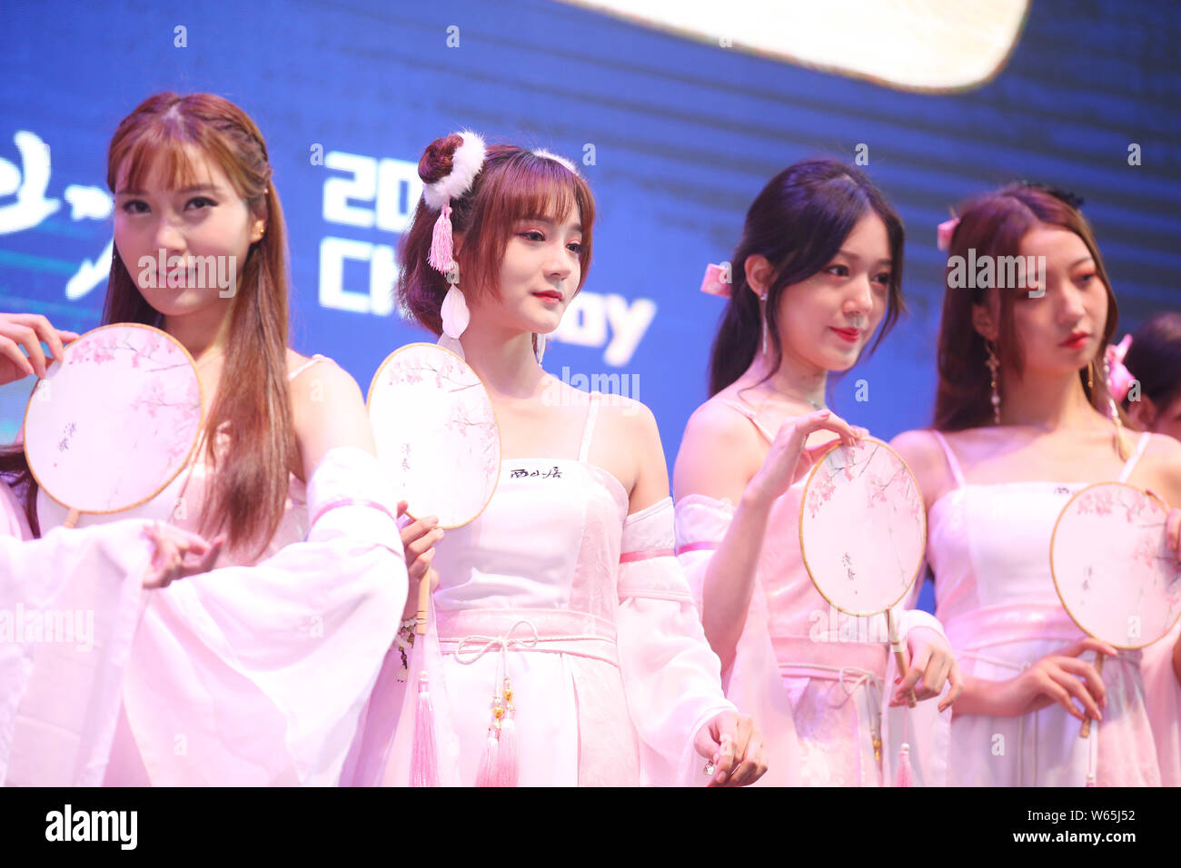 Chinesische showgirls Pose auf dem Stand der Chinesischen spiel Entwickler und Betreiber von Xishanju Kingsoft während des 16. China Digital Entertainment Expo, auch Stockfoto