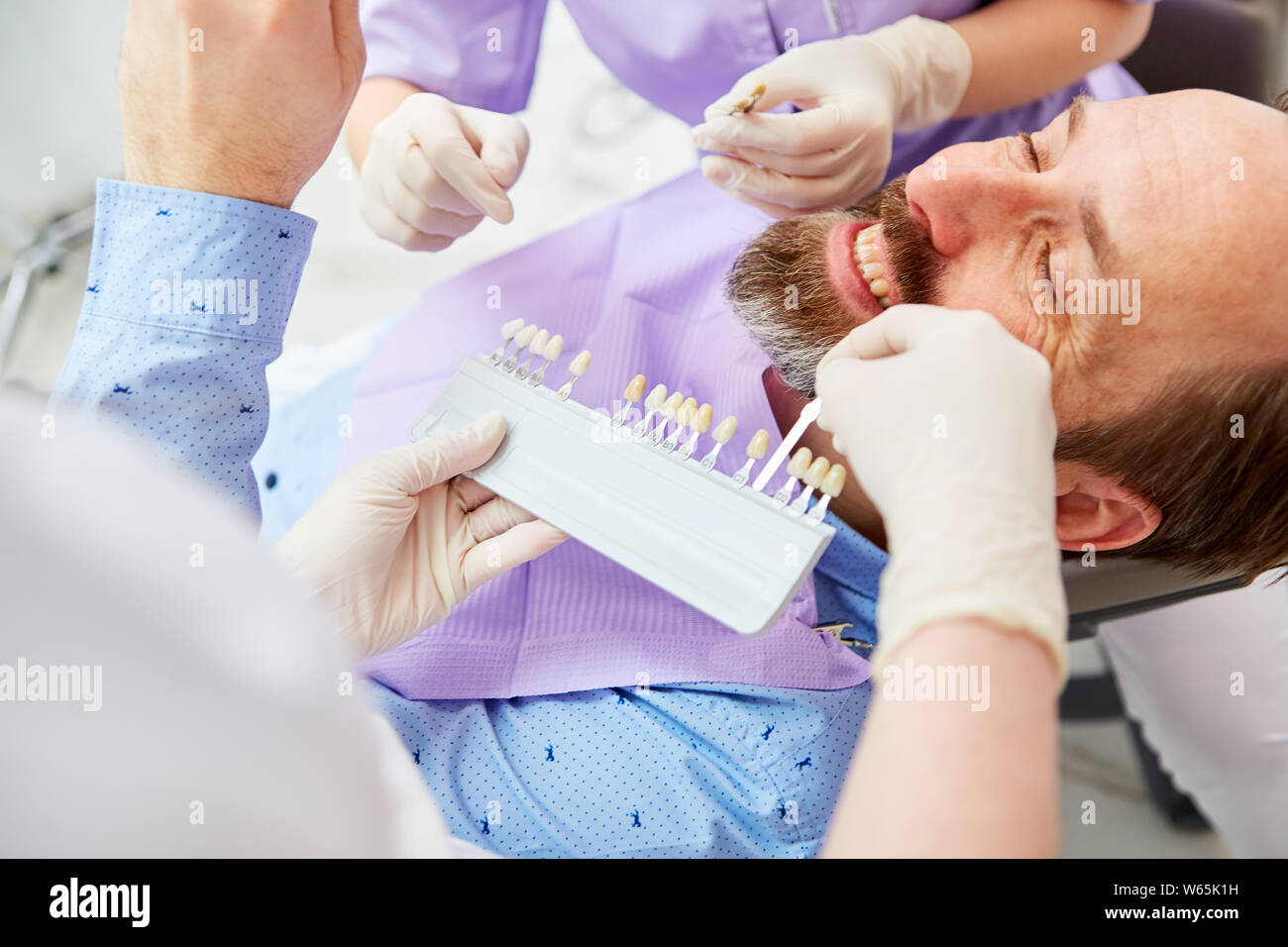 Der Mensch als Patient die Anpassung der Zahnfarbe in der professionellen Zähne, die Stockfoto