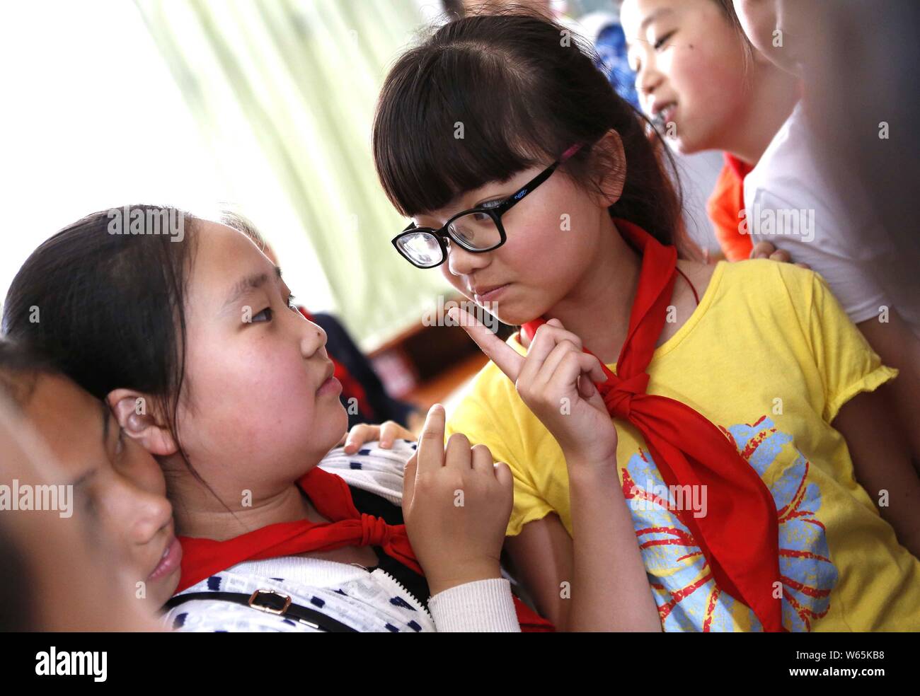 ---- Eine kurzsichtige Kind Brille spielt mit Mitschüler an einer Grundschule in Guiyang City, im Südwesten Chinas Provinz Guizhou, am 28. August 2001 Stockfoto