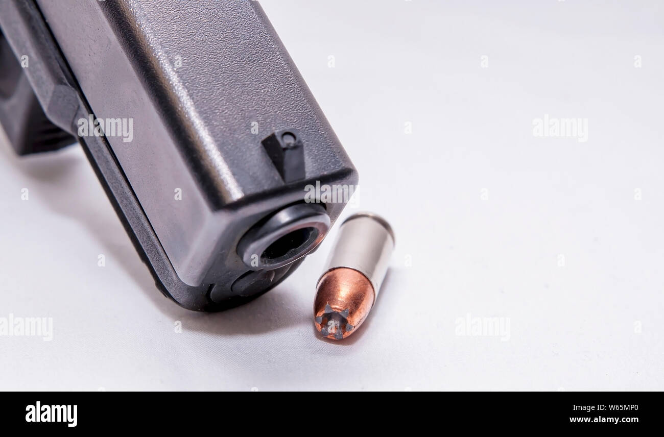 Ein schwarzes 9-mm-Pistole Schnauze mit einem 9-mm-hollow Point bullet Weiter, um es auf einem weißen Hintergrund Stockfoto