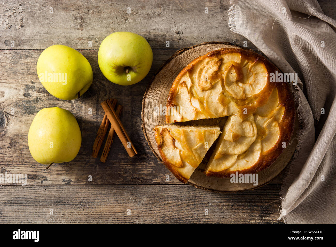 Hausgemachten Apfelkuchen auf hölzernen Tisch. Ansicht von oben. Platz kopieren Stockfoto