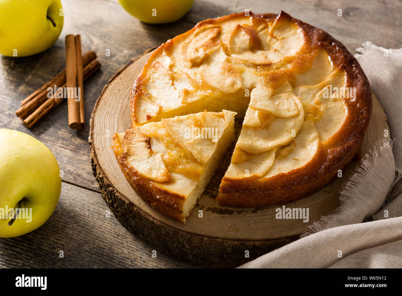 Hausgemachten Apfelkuchen auf hölzernen Tisch. Stockfoto