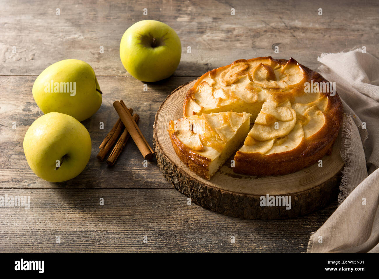 Hausgemachten Apfelkuchen auf hölzernen Tisch. Stockfoto