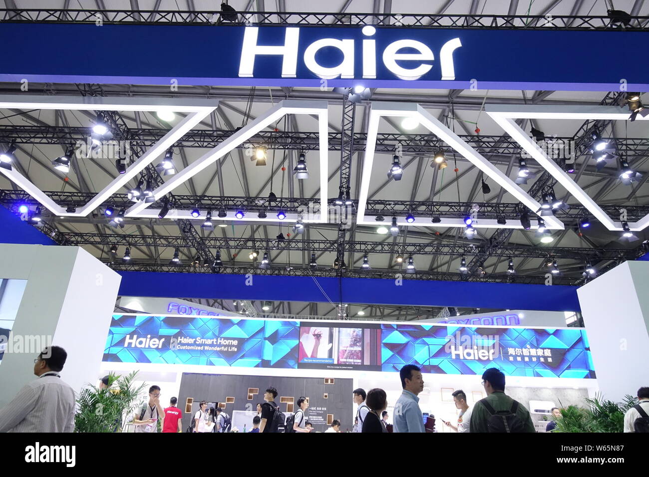 ---- Leute besuchen Sie den Stand von Haier während einer Ausstellung in Shanghai, China, 26. Juli 2018. Chinesische consumer electronics Firma Haier Haushaltsgeräte Stockfoto