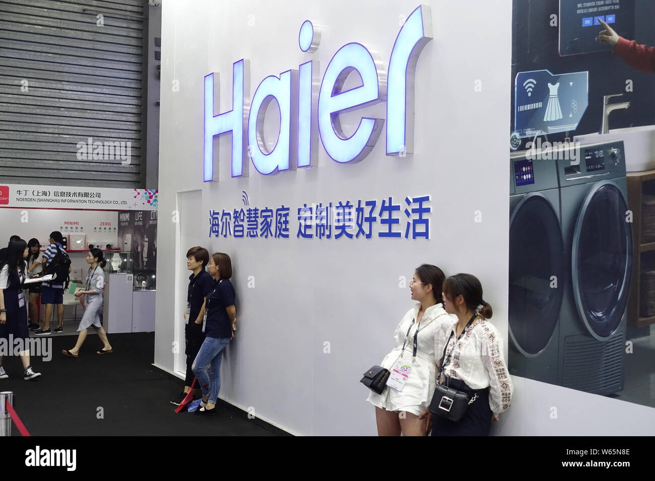 ---- Leute besuchen Sie den Stand von Haier während einer Ausstellung in Shanghai, China, 26. Juli 2018. Chinesische consumer electronics Firma Haier Haushaltsgeräte Stockfoto
