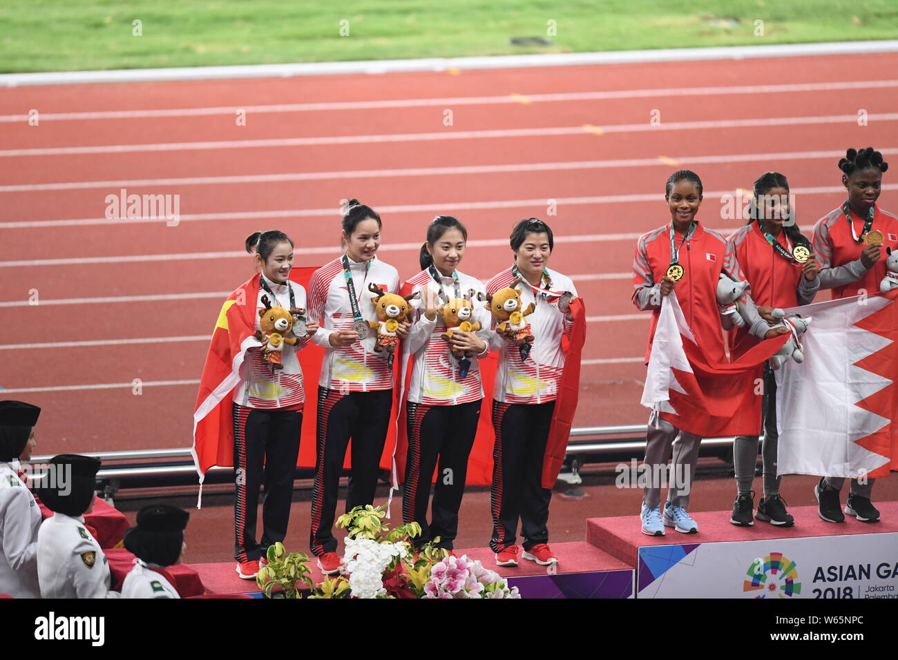 Silbermedaillengewinner China Team und Goldmedaillengewinner Bahrain Team stellen bei der Preisverleihung der Frauen 4x100m Staffel finale der Leichtathletik du Stockfoto