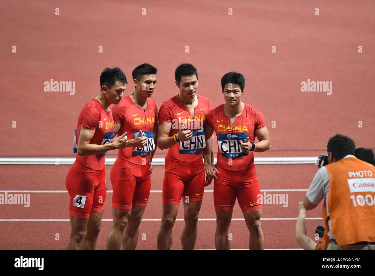 Spieler von China Team dar, nachdem er den dritten Platz in der 4x100 m Staffel finale der Leichtathletik Wettbewerb während die 2018 bei den asiatischen Spielen, off Stockfoto