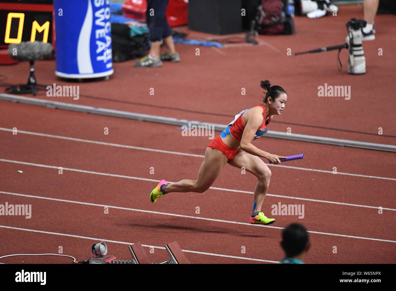 Ein Spieler von China Team konkurriert in der Frauen 4x100m Staffel finale der Leichtathletik Wettbewerb während die 2018 bei den asiatischen Spielen, offiziell als die 18 bekannten Stockfoto