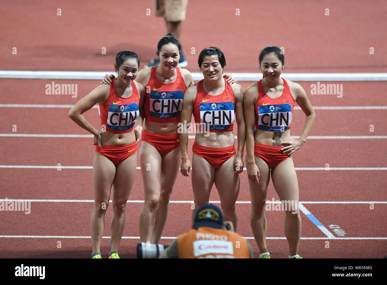 Spieler von China Team dar, nachdem er den zweiten Platz bei den Frauen 4x100m Staffel finale der Leichtathletik Wettbewerb während die 2018 bei den asiatischen Spielen, Stockfoto