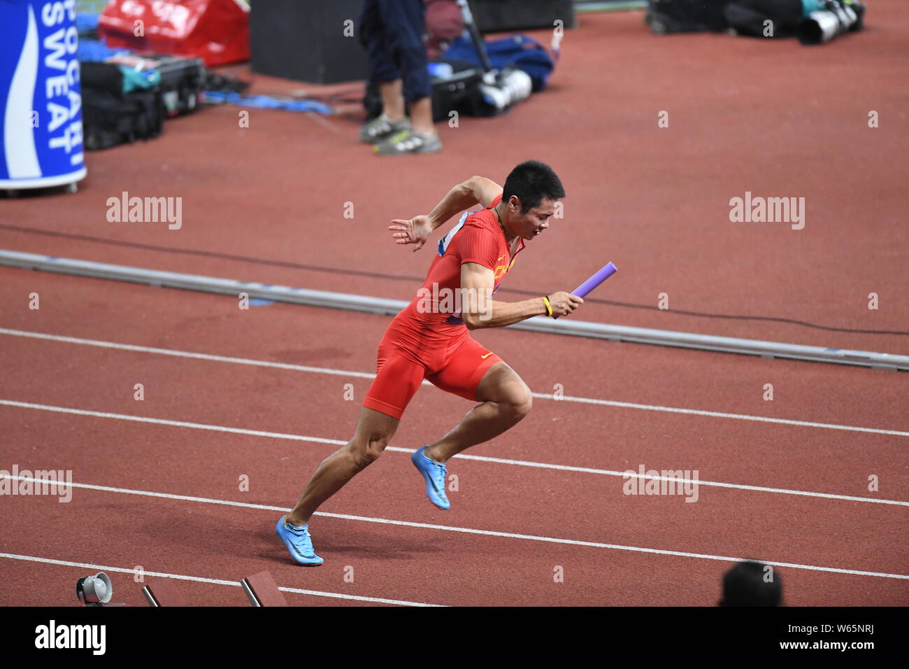Ein Spieler von China Team konkurriert in der Männer 4 x 100 m Staffel finale der Leichtathletik Wettbewerb während die 2018 bei den asiatischen Spielen, offiziell bekannt als der 18. Stockfoto