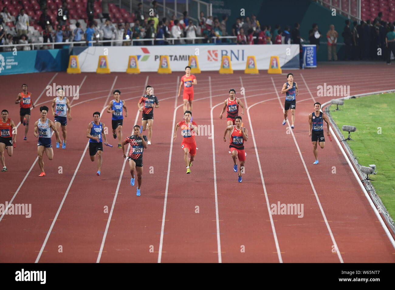 Asaka Cambridge von Japan, Front, und andere Spieler konkurrieren in der Männer 4 x 100 m Staffel finale der Leichtathletik Wettbewerb während die 2018 bei den asiatischen Spielen, o Stockfoto
