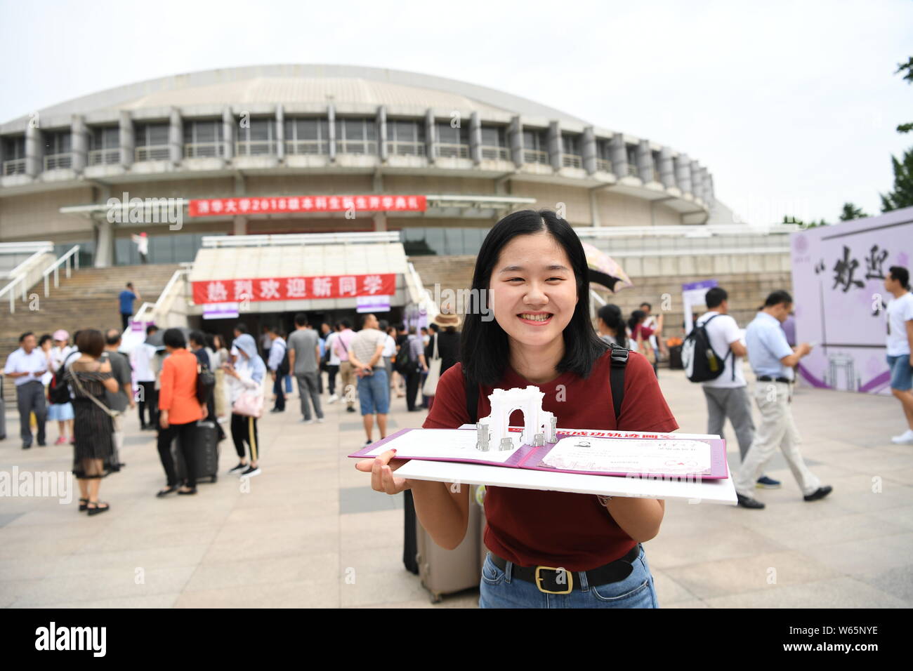 Ein Neuling zeigt Ihre Akzeptanz Brief mit einer 3D-Papier Skulptur des symbolischen Zweite Tor - der "alten Tor" der Tsinghua Universität, wie Sie kommt an Stockfoto