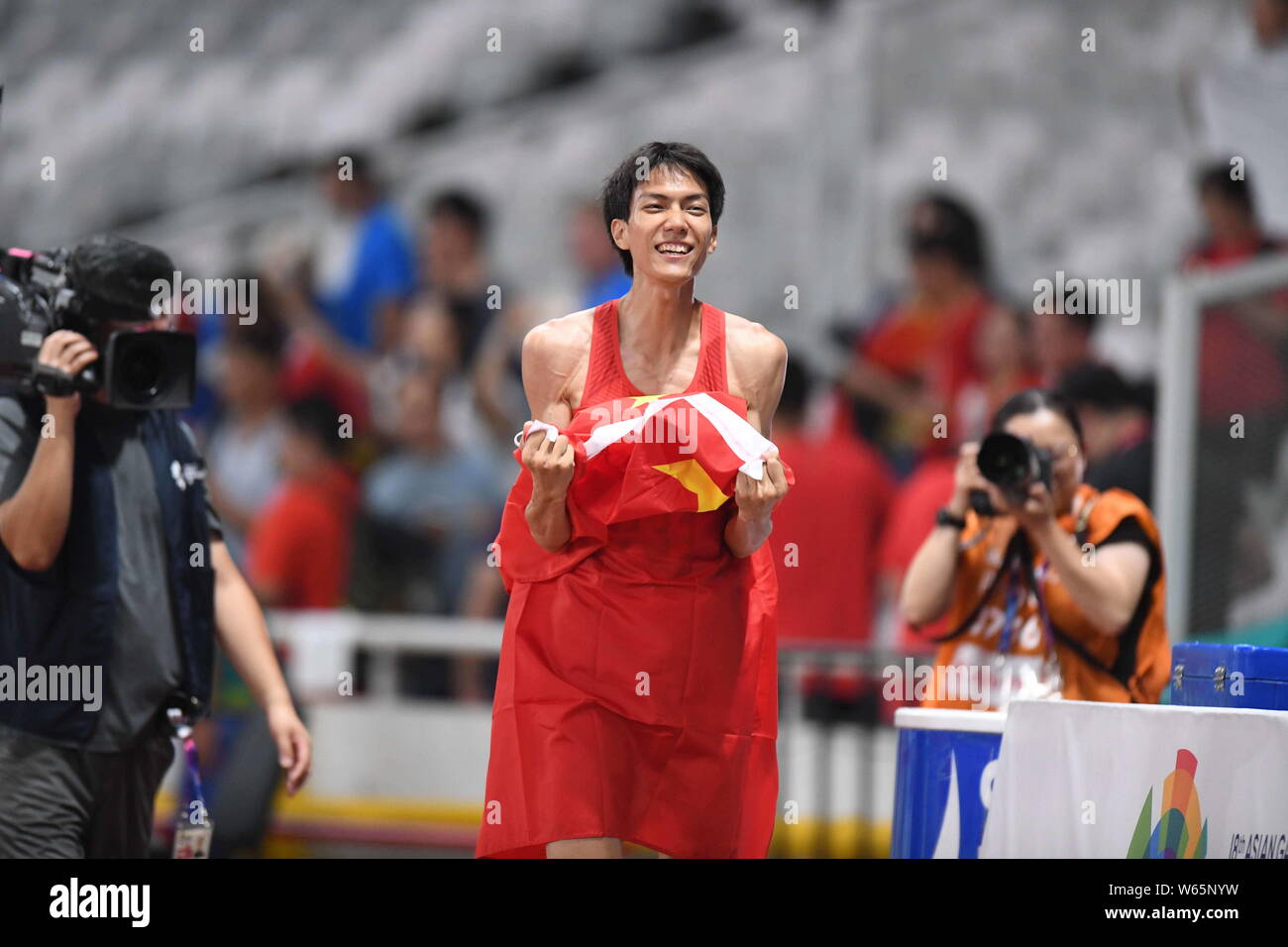 Wang Yu aus China feiert nach dem Gewinn Hohe gingen auch die letzten von Athletik während die 2018 bei den asiatischen Spielen, offiziell als der 18. asiatischen Spiele bekannt Stockfoto
