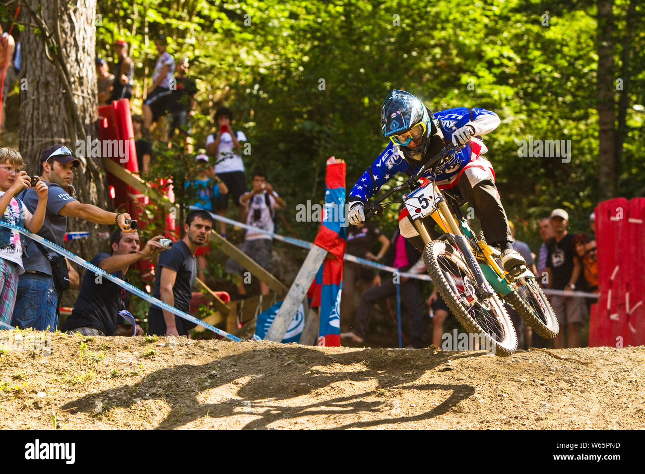 VAL DI SOLE, Italien - 1. AUGUST 2010. Aaron Gwin an der UCI Mountainbike World Cup. Stockfoto