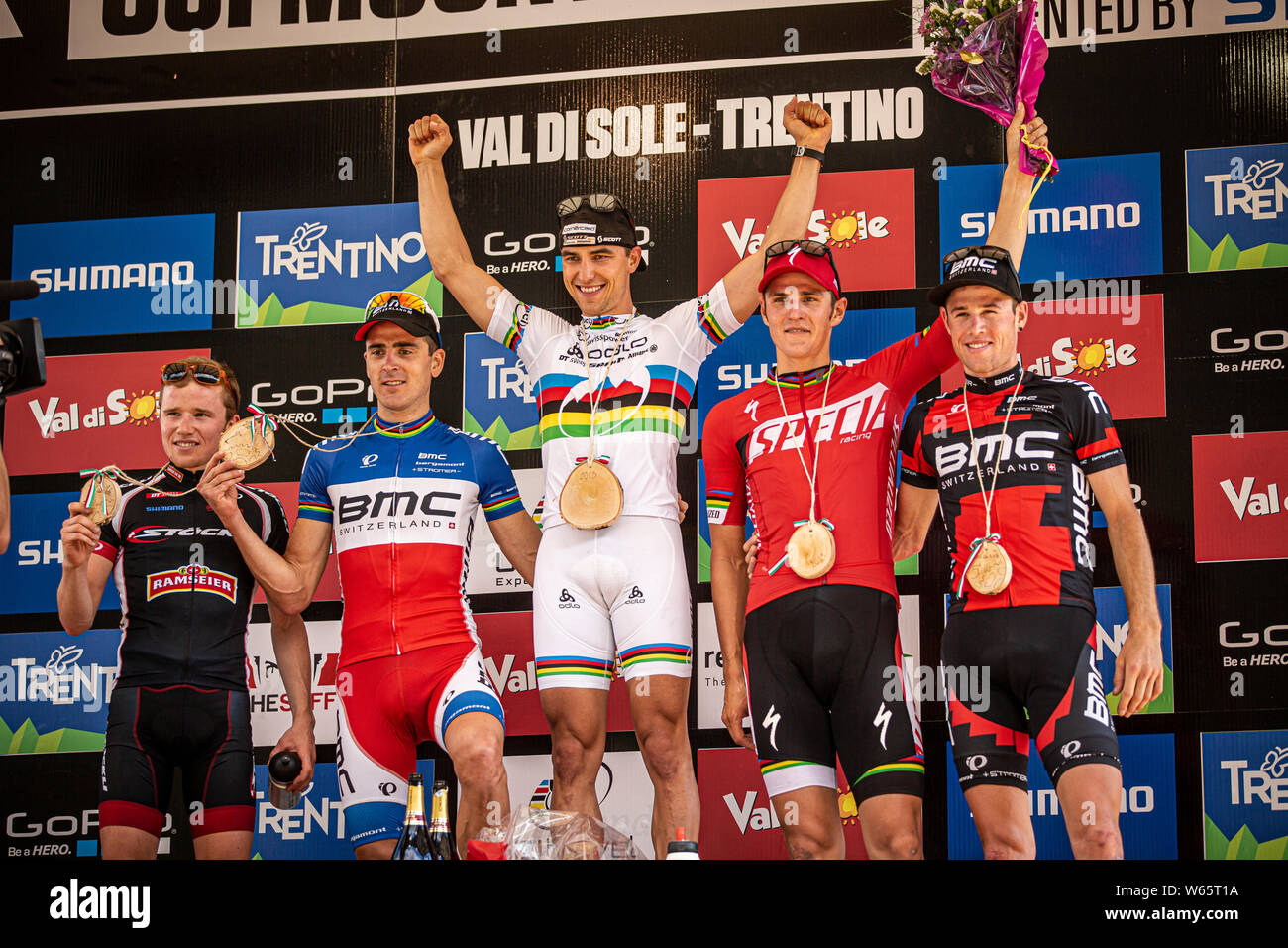 Juni 15, 2013 - VAL DI SOLE, Italien. UCI MTB XC WM-Podium: 1. Nino Schurter, 2. Julien Absalon, 3. Jaroslav Kulhavy, 4. Mathias Fluckiger, 5. L Stockfoto