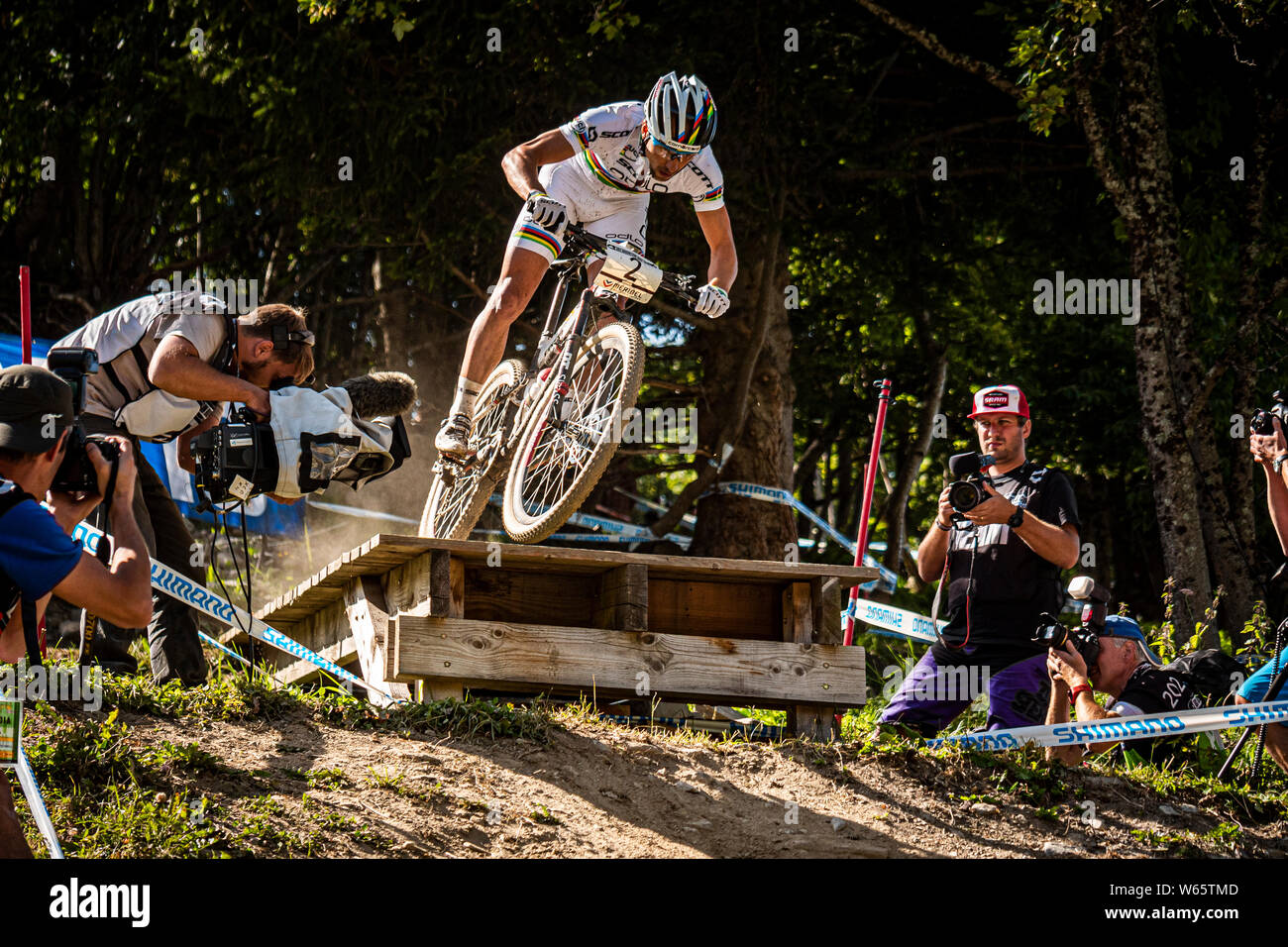 AUGUST 24, 2014 - Meribel, Frankreich. Nino Schurter jumping am UCI Mountainbike Cross Country World Cup. Stockfoto