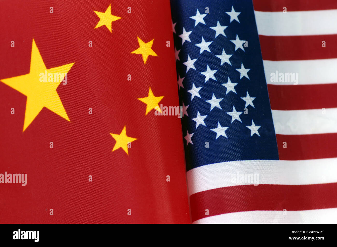 ---- Flagge von China und USA sind in Ji'nan Stadt angezeigt, der ostchinesischen Provinz Shandong, 26. März 2018. China am Freitag seine Entscheidung bekannt Stockfoto